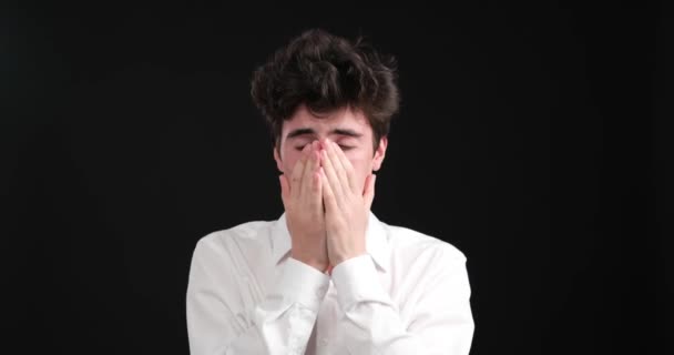 Sorglig Vit Man Mot Svart Bakgrund Överväldigad Känslor Och Tårar — Stockvideo