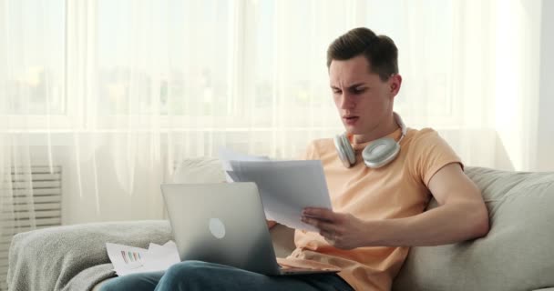 Freelancer Caucasiano Cansado Trabalhando Com Documentos Seu Laptop Sofá Esgotamento — Vídeo de Stock