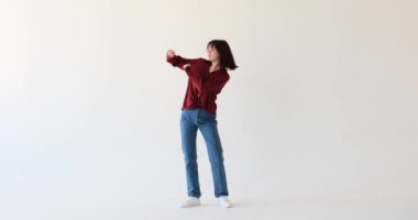 Saf bir beyaz arka planda saf zevkle dans eden neşeli beyaz bir genç kız. Bulaşıcı coşkusu her hareketine yayılıyor, dansına enerji katıyor..