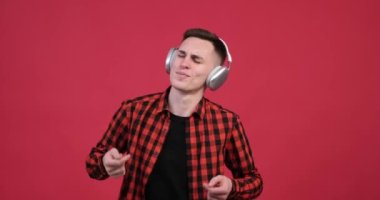 Canlı kırmızı bir arka planda, neşeli beyaz bir adam müzik dünyasına dalmış olarak görülüyor. Işıldayan bir gülümseme ve bulaşıcı bir enerjiyle ritmi yakalayıp, vücudunu sallıyor..