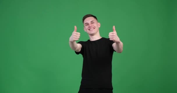 Tegen Een Levendige Groene Achtergrond Steekt Een Blanke Man Enthousiast — Stockvideo