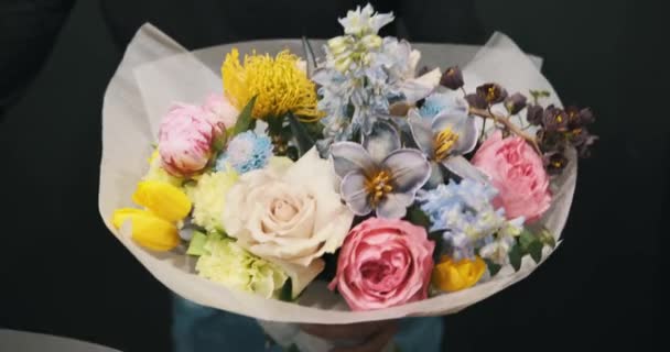 Med Graciösa Rörelser Sveper Blomsterhandlaren Buketten Mjukt Omslagspapper Och Betonar — Stockvideo