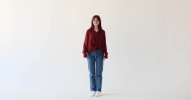 Beyaz arka planda karizmatik beyaz bir genç kız. Sıcak bir gülümseme ve coşkulu bir tavırla. Abone olmak için davet etti, benzer bir şekilde ayrıldı ve hoşça kal dedi..