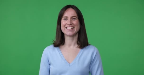 Een Vrolijke Blanke Vrouw Die Een Groene Chroma Key Achtergrond — Stockvideo