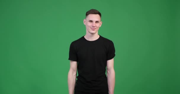 Ярком Зеленом Фоне Изображён Молодой Кавказский Мужчина Делающий Тсс Жест — стоковое видео