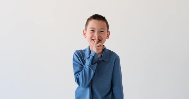 Uroczy Azjatycki Chłopiec Żartobliwie Wyraża Swoją Wiadomość Złośliwym Uśmiechem Czystym — Wideo stockowe