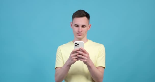 Dalgın Bir Beyaz Adam Telefonunda Daktilo Etmeye Dalmış Kaşları Hafifçe — Stok video