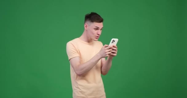 Vit Man Verkar Förvånad När Han Håller Telefon Mot Levande — Stockvideo
