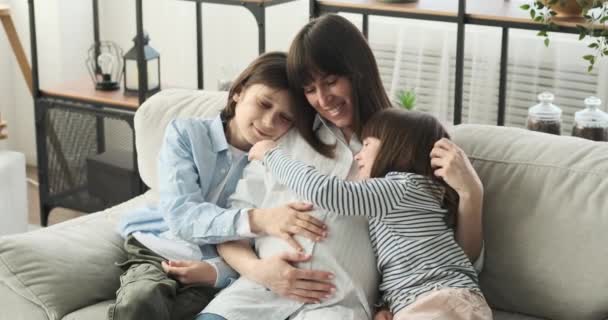 Mãe Grávida Acompanhada Seu Filho Filha Amorosos Compartilha Momento Terno — Vídeo de Stock