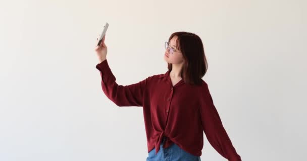 Чарівна Дівчинка Підліток Білому Тлі Телефоном Руці Вона Зусиль Вражає — стокове відео