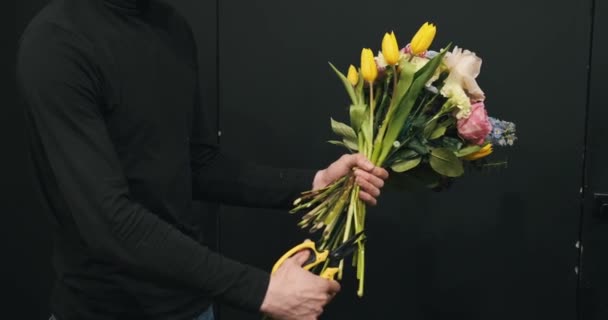 Wykwalifikowany Kwiaciarnia Pokazuje Swoją Wiedzę Tworzeniu Wspaniały Bukiet Parą Ostrych — Wideo stockowe