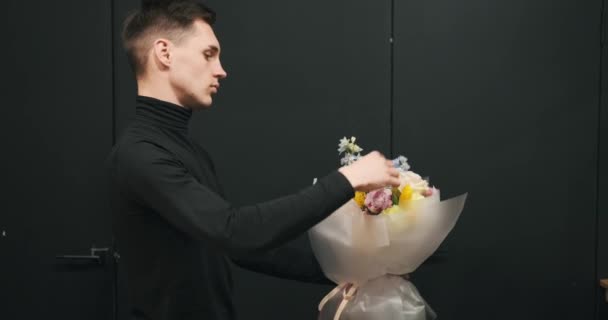 Fleuriste Masculin Joyeux Vous Accueille Dans Son Domaine Coloré Avec — Video