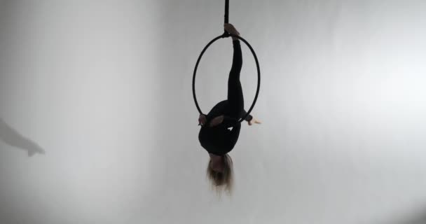 Baile Aéreo Como Una Mujer Caucásica Talentosa Lleva Aro Suspendido — Vídeo de stock