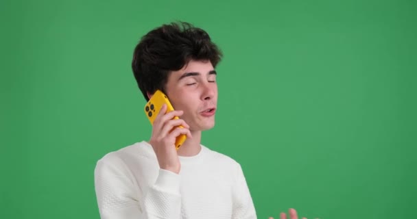 Běloch Který Zapojuje Telefonického Rozhovoru Pulzujícím Zeleném Pozadí Muž Intenzivní — Stock video