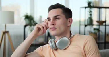 Düşünceli bir adam oturma odasında oturuyor. Düşüncelerinde ve arzularında kaybolan bu düşünceli birey, hüzünlü bir ifadeyle mesafeye bakıyor..