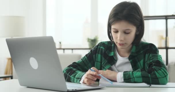 Kaukasischer Schuljunge Wohnzimmer Während Einer Online Lernstunde Teilnimmt Seinem Schreibtisch — Stockvideo