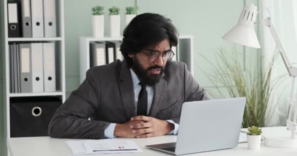 Indyjski Biznesmen Okularach Garniturze Siedzący Przy Biurku Podczas Wideokonferencji Wydaje — Wideo stockowe