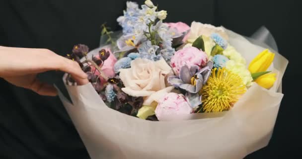 Manos Florista Masculino Sosteniendo Ramo Flores Cada Delicado Pétalo Detalle — Vídeo de stock