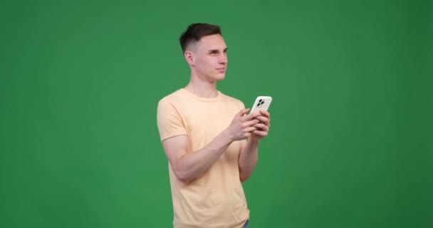 Hombre Caucásico Satisfecho Capturado Usando Teléfono Contra Fondo Pantalla Verde — Vídeo de stock