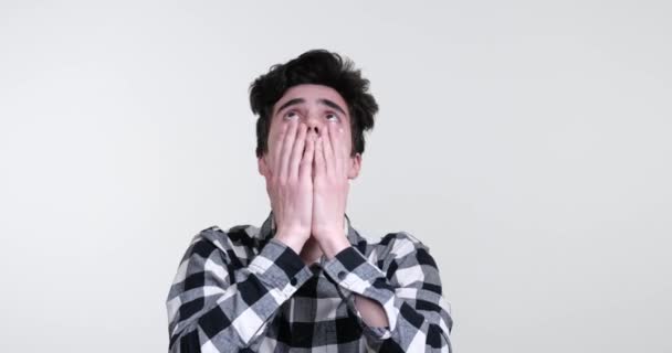 Kudrnatý Bělovlasý Muž Stojící Nedotčeném Bílém Pozadí Tváři Zračila Úzkost — Stock video