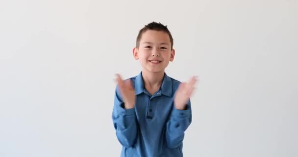Encantador Chico Asiático Irradia Felicidad Mientras Aplaude Sobre Fondo Blanco — Vídeo de stock
