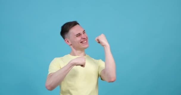 Realizzato Uomo Caucasico Celebra Suo Trionfo Vibrante Sfondo Blu Con — Video Stock