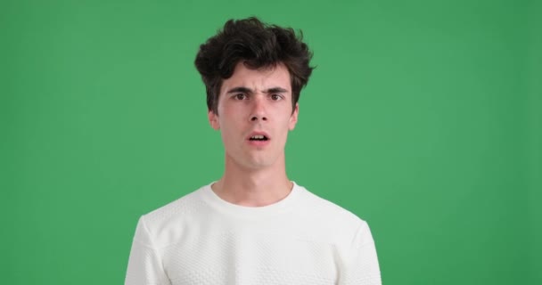 Nespokojený Běloch Zobrazen Živém Zeleném Pozadí Výraz Jeho Tváře Odhaluje — Stock video