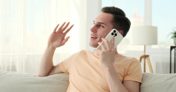 Biały Mężczyzna Jest Widziany Rozmowie Telefonicznej Gdy Siedzi Kanapie Domu — Wideo stockowe