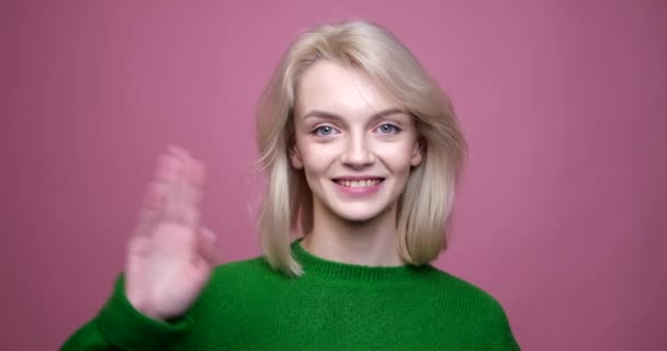 Kavkazská Žena Stojící Půvabném Růžovém Pozadí Přátelským Úsměvem Energicky Mávne — Stock video