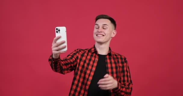 Homem Caucasiano Capturado Meio Uma Chamada Vídeo Usando Seu Telefone — Vídeo de Stock