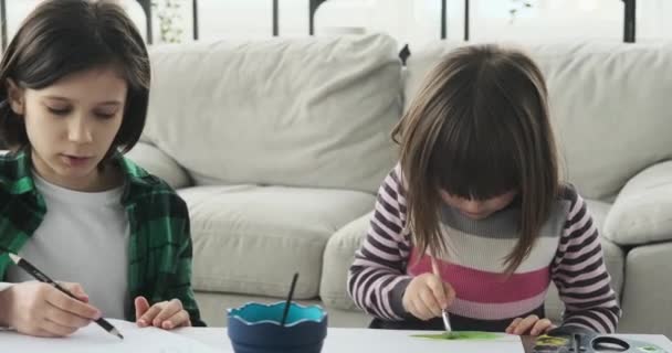 Erkek Kız Kardeşler Heyecan Verici Bir Sanat Macerasına Başlarken Masanın — Stok video