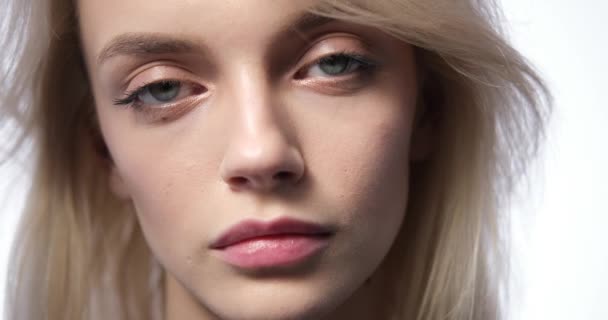Detailní Portrét Truchlivé Bělošky Stojící Nedotčeném Bílém Pozadí Obličej Měla — Stock video