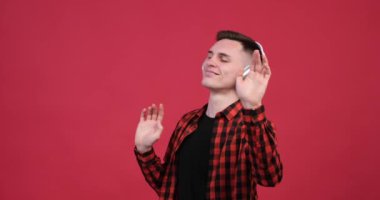 Kırmızı arka planda, rahat bir beyaz adamın müziğine ve dansına kendini kaptırdığı görülüyor. Kendisini ritim ve melodiye kaptırdıkça bir huzur ve rahatlık hissi yayar..