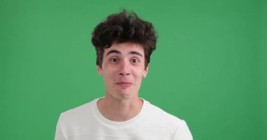 Arkadaş canlısı Kafkasyalı blogcu. Canlı yeşil bir arka plana rağmen, kameraya özgüvenle hitap eder, karizmatik kişiliğiyle ve anlayışlı tartışmalarıyla izleyicileri kendine çeker..