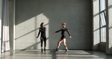 Büyüleyici iki beyaz dansçı büyüleyici bir dans stüdyosunda şehvetli topuklu modern dansın cazibesini kucaklıyor. Anımsatıcı hareketleri, cezbedici duruşları ve manyetik kimyalarıyla.