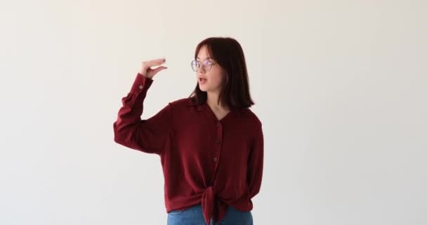 Verveeld Kaukasisch Tienermeisje Geïsoleerd Witte Achtergrond Toont Haar Gebrek Aan — Stockvideo