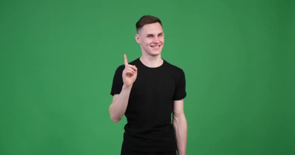 Una Chiave Cromatica Felice Uomo Caucasico Annuisce Con Testa Scuote — Video Stock
