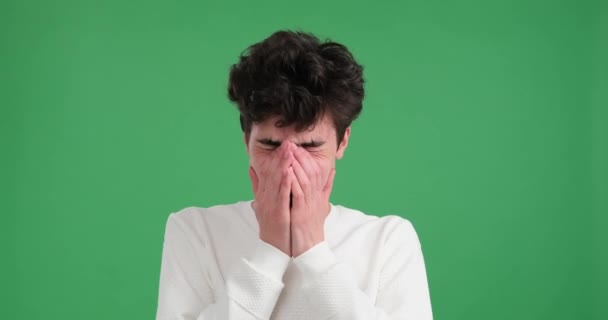 Расстроенный Европеец Проливающий Слезы Завораживающем Зеленом Фоне Лицо Исказилось Боли — стоковое видео