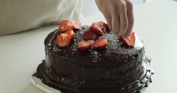 Homme Décore Habilement Gâteau Chocolat Avec Une Main Ferme Une — Video