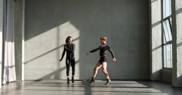 两个迷人的白人舞者在一个迷人的舞蹈工作室里拥抱了性感高跟鞋当代舞蹈的诱惑 迷人的动作 迷人的姿势和磁性化学 — 图库视频影像