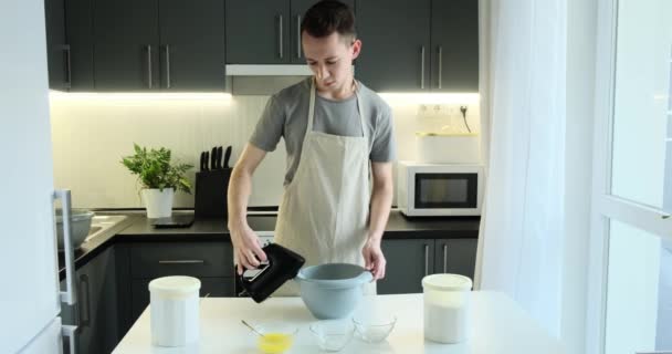Cuoco Caucasico Grembiule Mentre Mescola Abilmente Pasta Con Mixer Aggiunge — Video Stock
