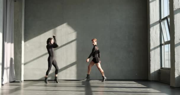 Dwóch Kaukaskich Tancerzy Emanuje Wdziękiem Umiejętnościami Wysokich Obcasach Prestiżowym Studio — Wideo stockowe