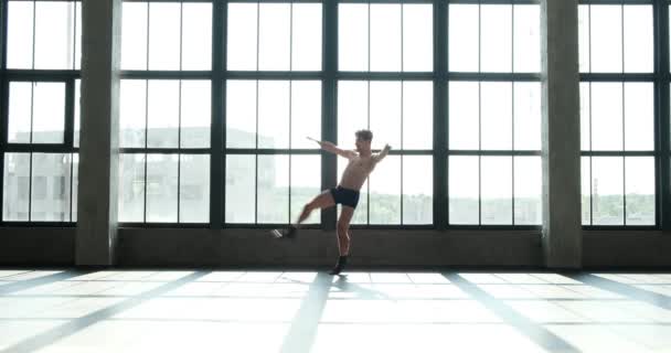 Kaukasische Tänzer Bringen Einem Faszinierenden Tanzstudio Die Bühne Mit Ihrem — Stockvideo