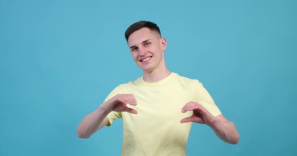 Homem Caucasiano Vibrante Orgulhosamente Exibe Gesto Forma Coração Com Mãos — Vídeo de Stock