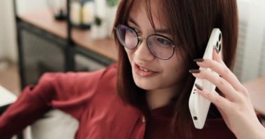 Bu portre, kanepede otururken bir telefon görüşmesi yapan beyaz bir kızın ışıl ışıl gülüşünü yakalıyor. Gözleri sevinçle parlıyor, ve gülüşü sıcaklık saçıyor..