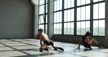 İki yetenekli erkek dansçı çağdaş dans performanslarıyla büyülenirken kusursuz bir senkronizasyon. Sıvı hareketleri ve duygusal bağlantıları büyüleyici bir görsel deneyim yaratıyor..