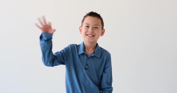Menino Asiático Alegre Mostra Seu Sorriso Vibrante Enquanto Faz Gesto — Vídeo de Stock