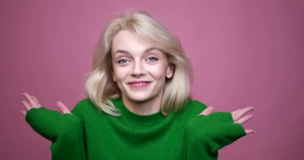 Caucasian Woman Standing Vibrant Pink Background She Exudes Warm Friendly — Stock Video