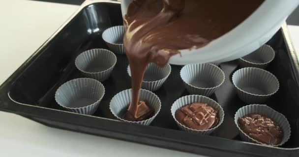Homem Habilmente Preenche Molde Silicone Com Massa Chocolate Com Uma — Vídeo de Stock