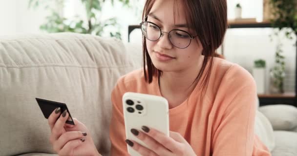 Nastolatka Jest Widziana Gdy Używa Telefonu Wpisać Numer Karty Kredytowej — Wideo stockowe
